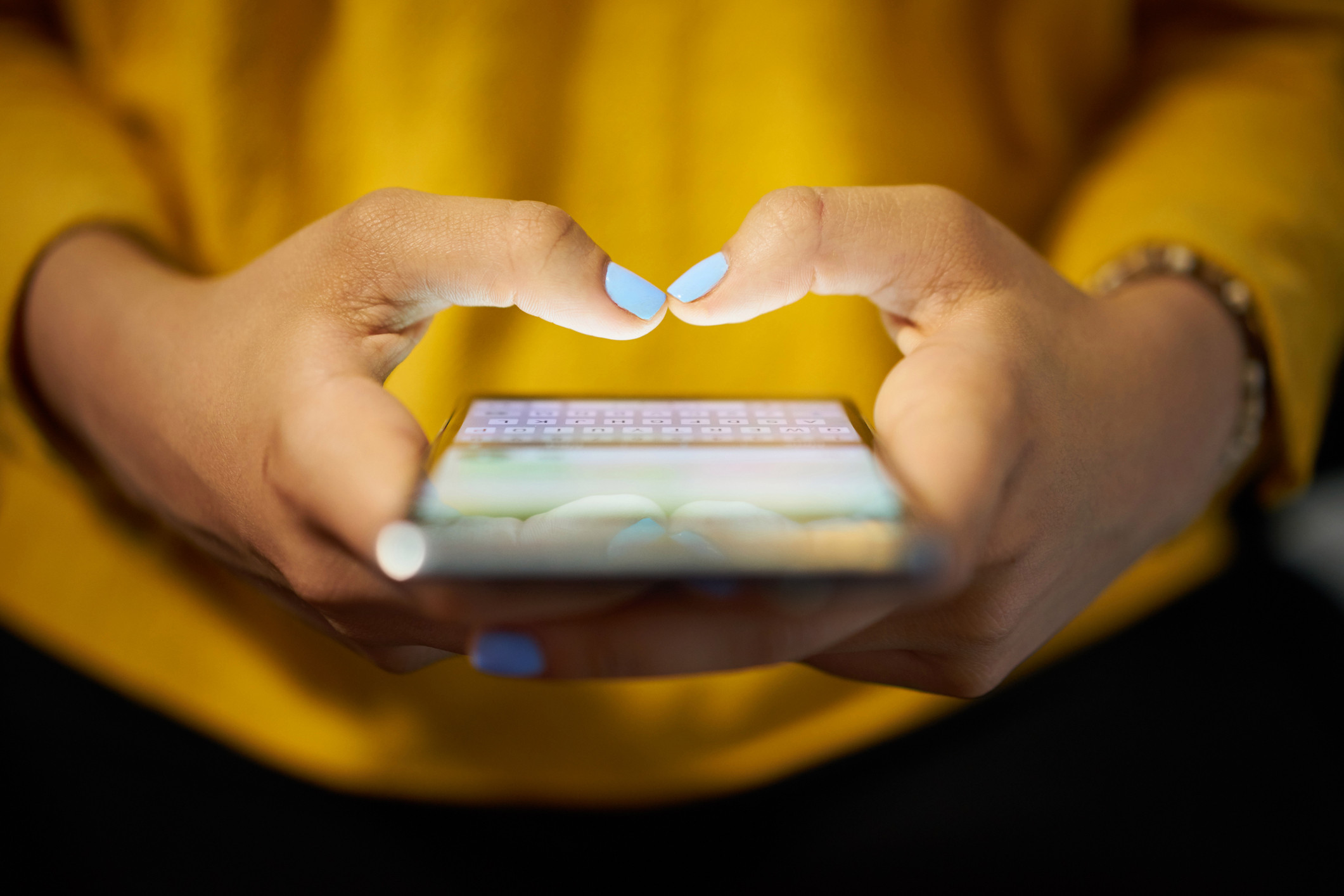 Imagem meramente ilustrativa mostrar duas mãos segurando um celular como se se fosse digitar com os dedões