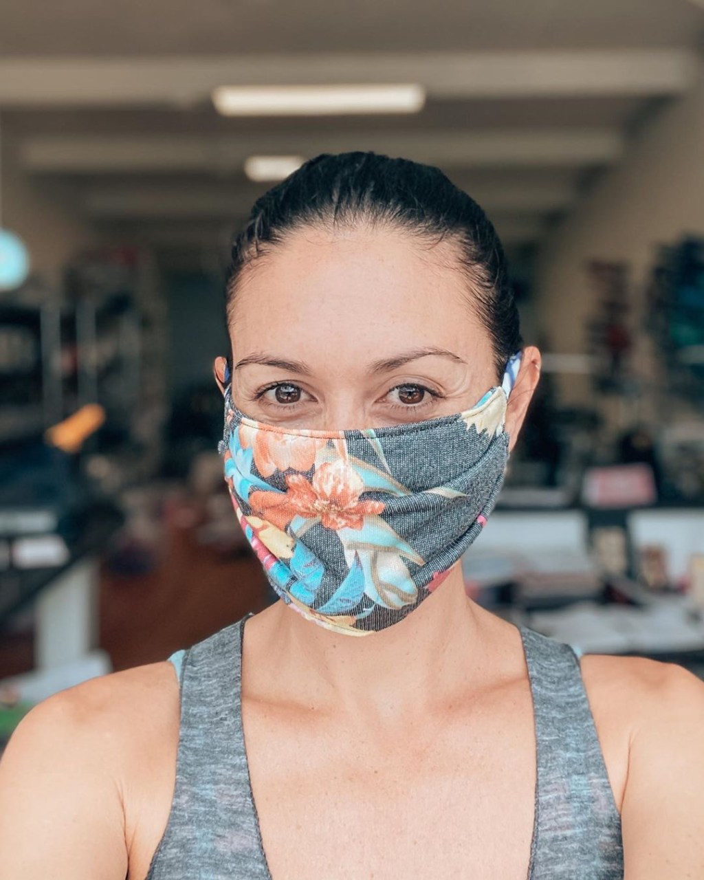 mulher usando máscara de proteção contra coronavírus feita de tecido florido