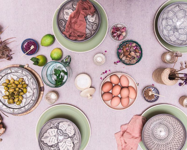 uma mesa colocada para refeição em família, com lindos pratos e louças