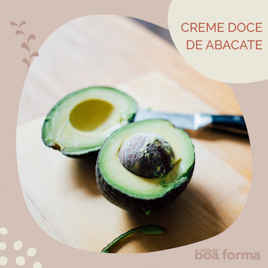 tabua com abacate cortado ao meio