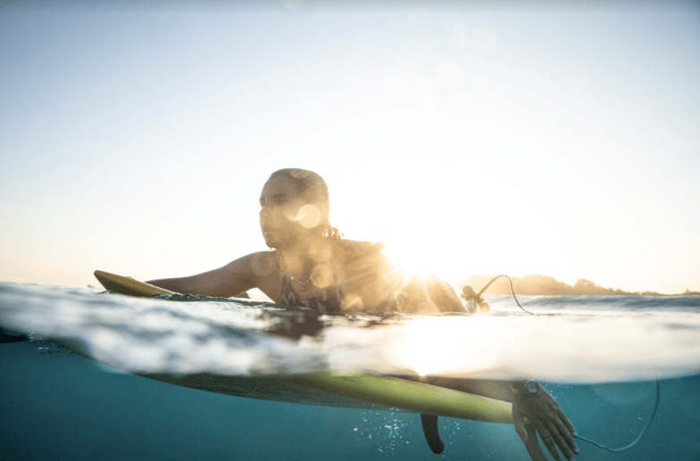 A surfista Maya Gabeira, apaixonada por esportes e por sol, é a nova estrela da Australian Gold