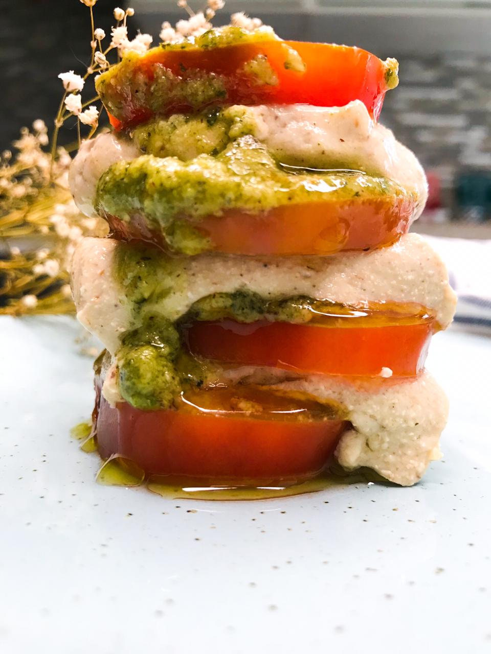 Receita de salada caprese vegana ao pesto, por Camila Botelho BOA FORMA
