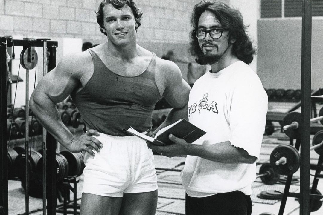 Arnold Schwarzenegger, na foto ao lado de Tommy Chong, e seu treino para fisiculturismo: será que o caminho para atender as demandas de atividade física cada um?