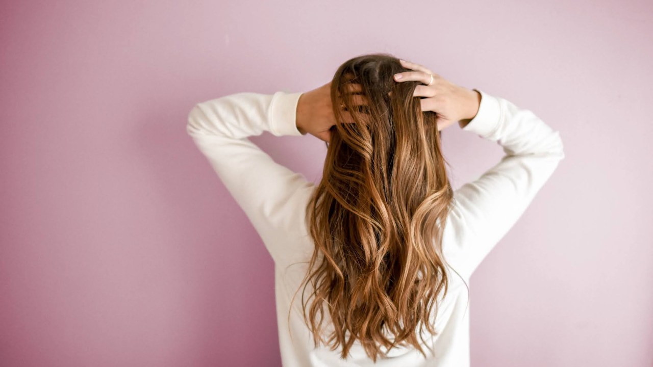 Conheça o pré-poo e seus benefícios para o cabelo