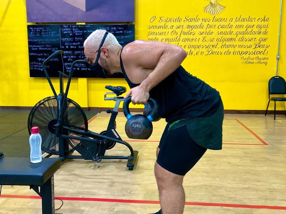 Jorge Bentes levantando peso na academia