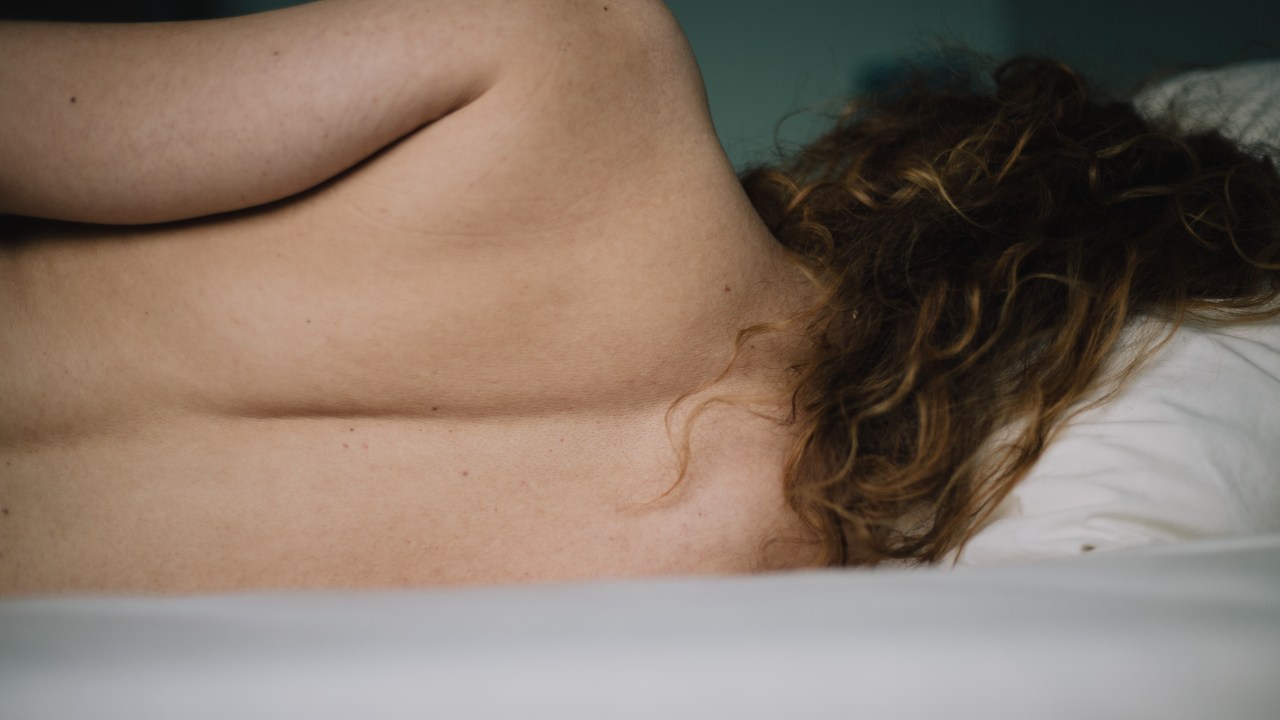 Dormir de lado, de costas, de barriga para cima: será que existe um único jeito certo ou é mito?