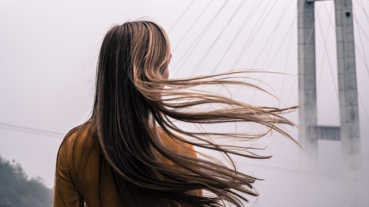 mulher com cabelos ao vento