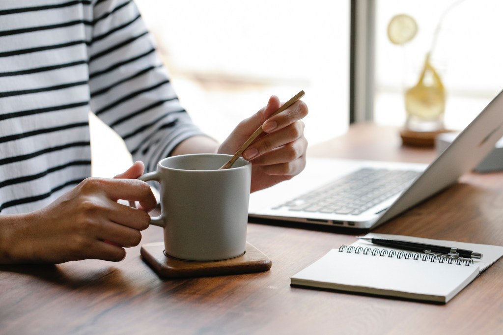 O café realmente ajuda a focar no trabalho?