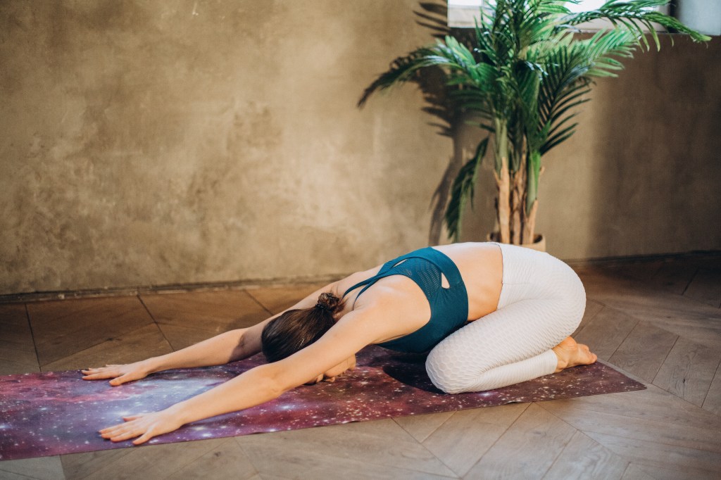 postura de yoga para o trânsito intestinal