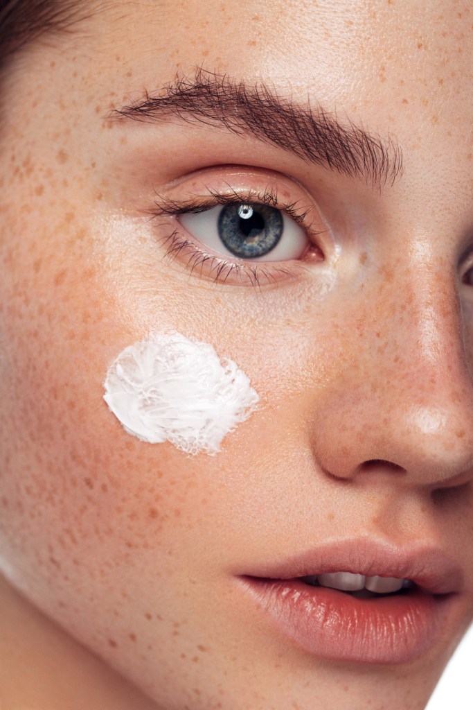 Close-up portrait of beautiful woman with cream glow pós academia
