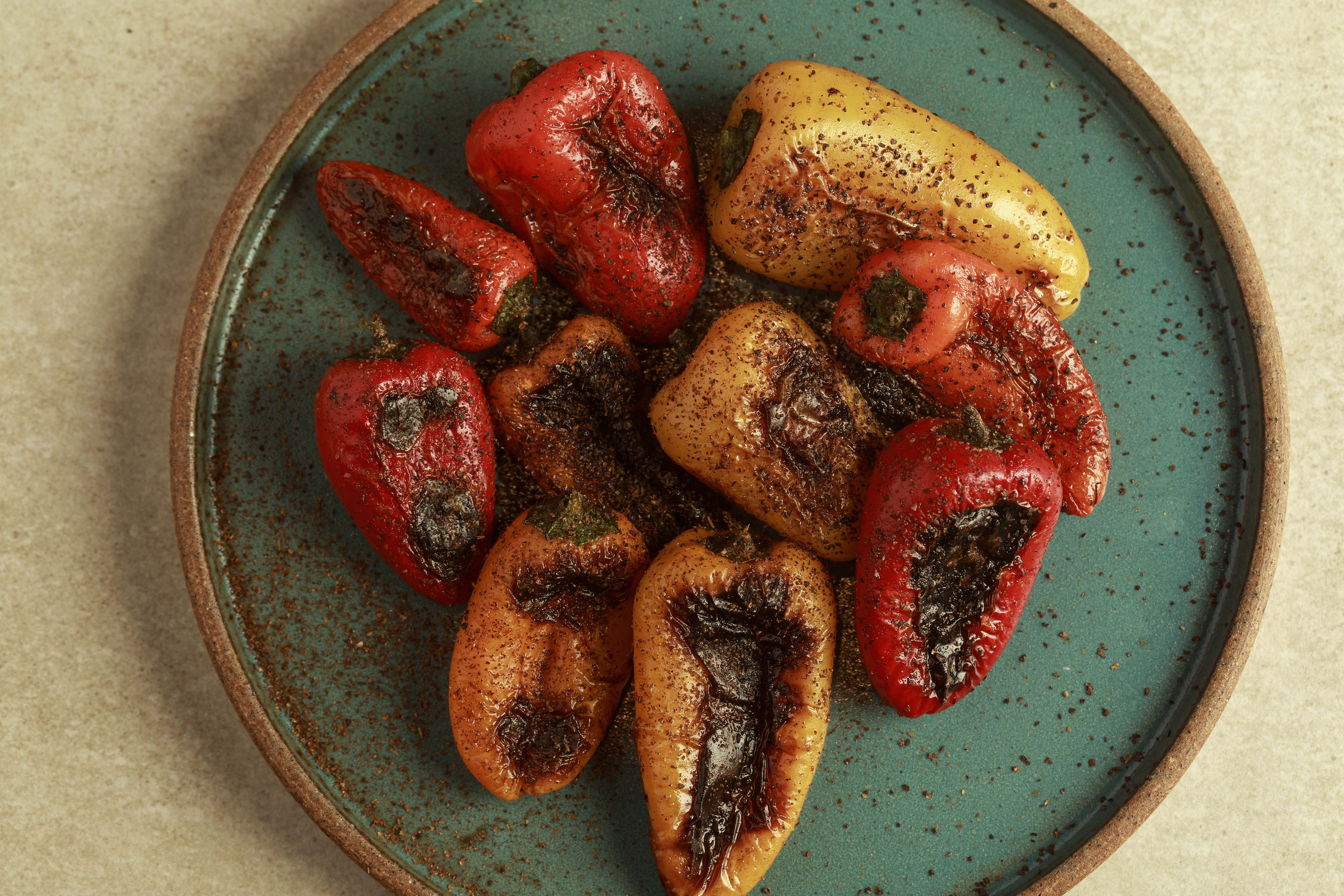 Pimentões tostadinhos: com pó de tomate lactofermentado