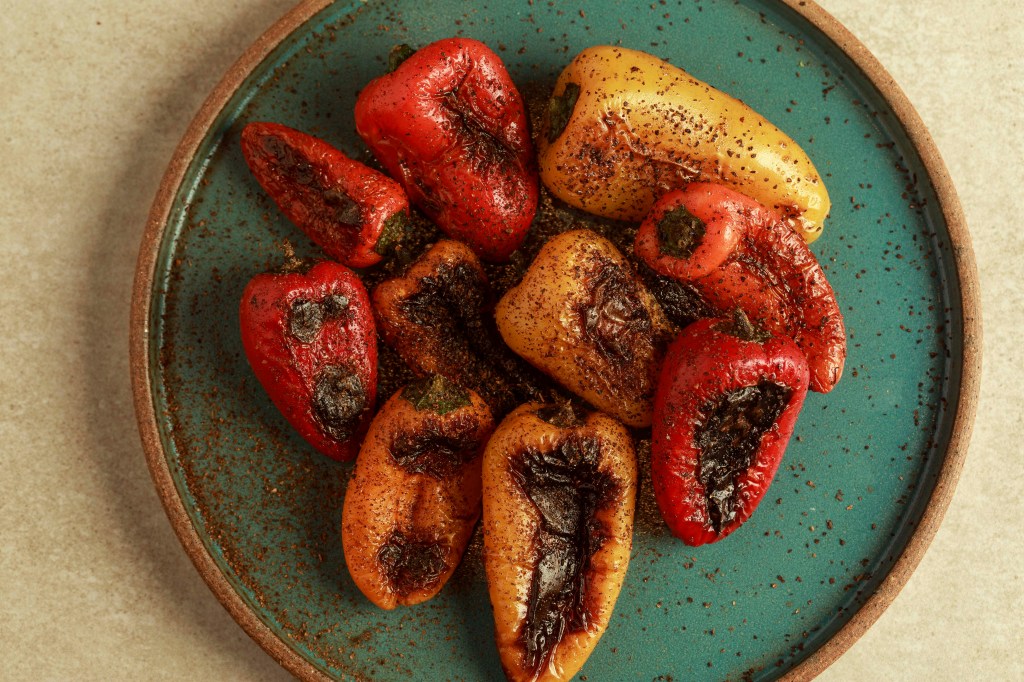 Pimentões tostadinhos: com pó de tomate lactofermentado