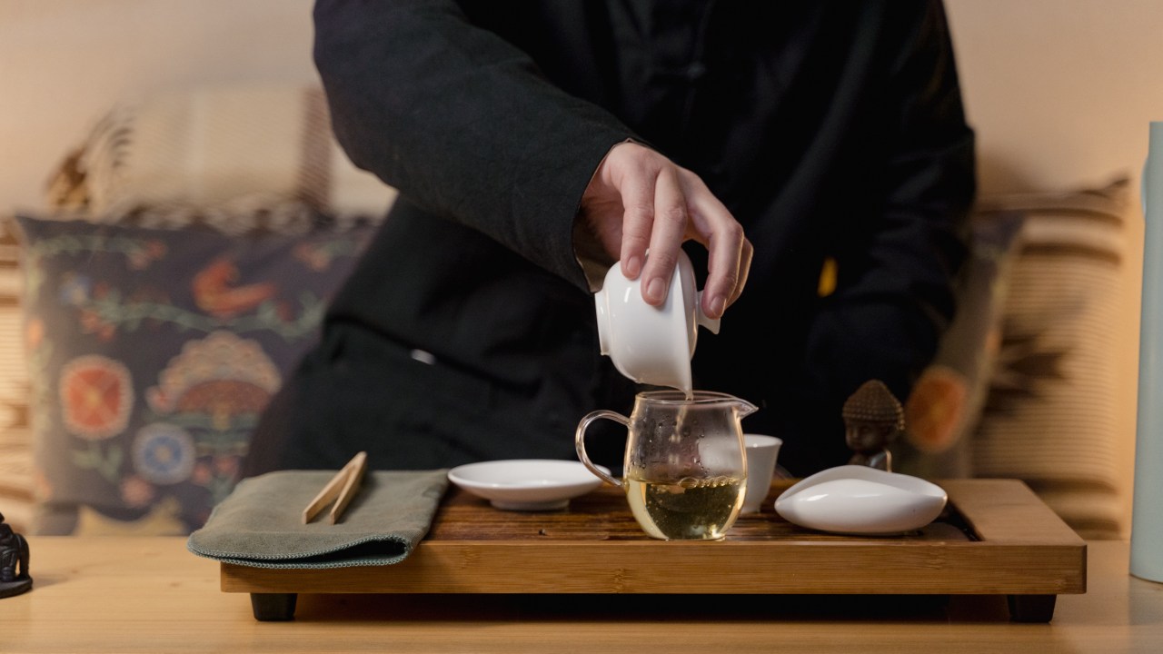 chá verde sendo servido por um homem em traje japones tradicional