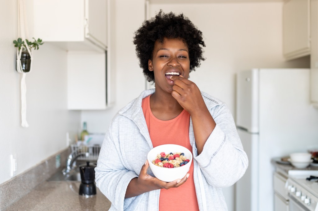 Woman having healthy breakfast disbiose