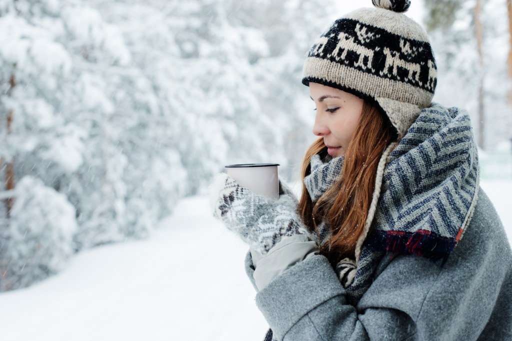 pexels-anastasiya-gepp-3181440 mulher com caneca na neve