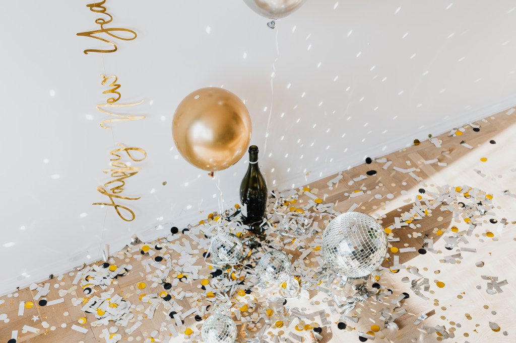 champanhe e enfeites dourados e branco de virada de ano