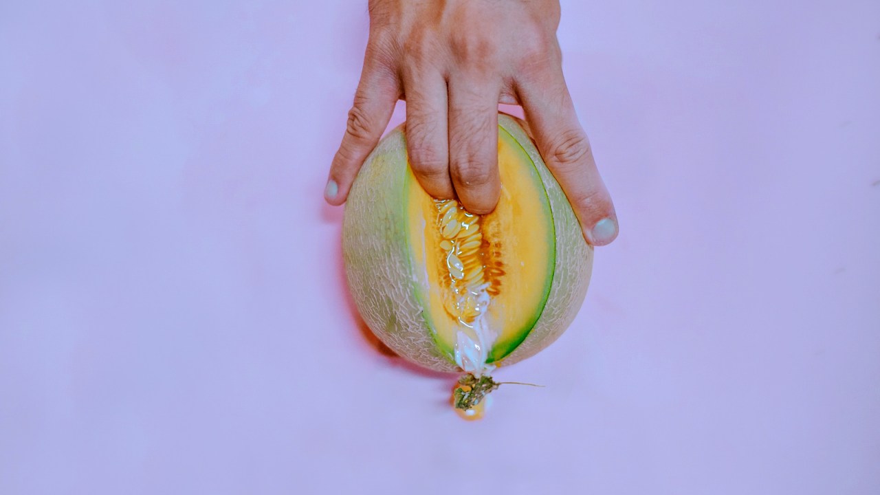 mulher com dedos no melão