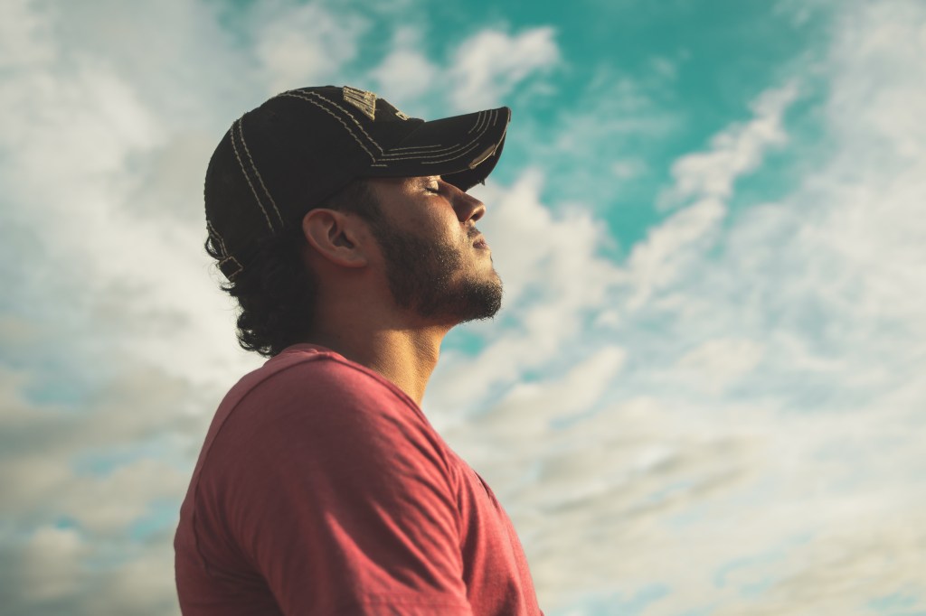 pexels-kelvin-valerio-810775 HOMEM RESPIRANDO FUNDO