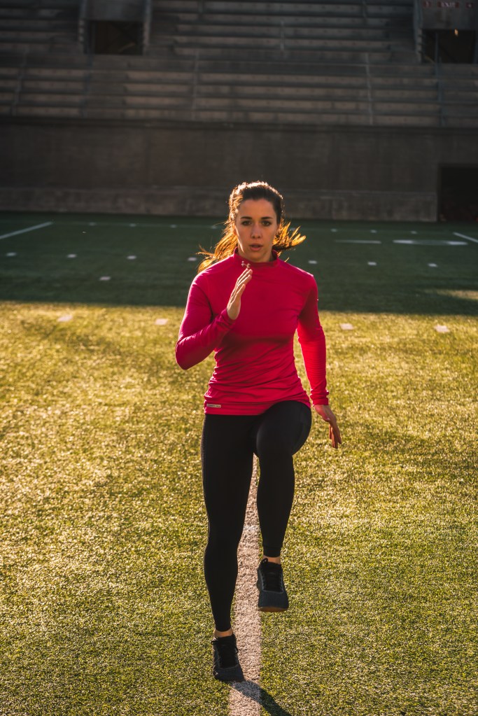 Imagem ilustrativa que simula o exercício skipping ou corrida no lugar com joelho alto
