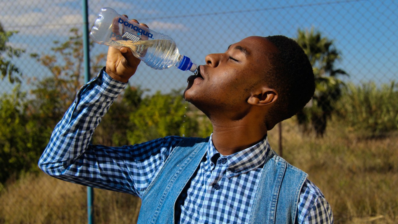 homem bebendo água