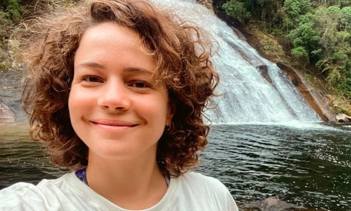 Leandra Leal com uma cachoeira ao fundo