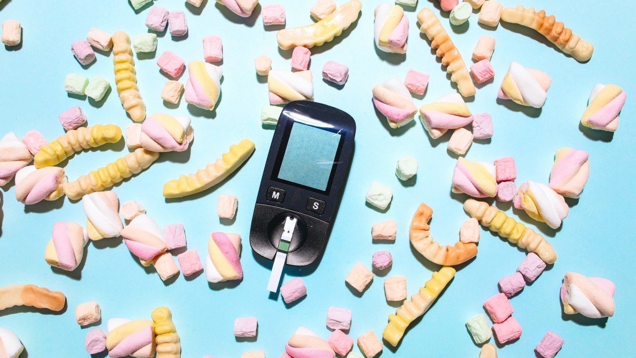 doces e aparelho para medir a diabete