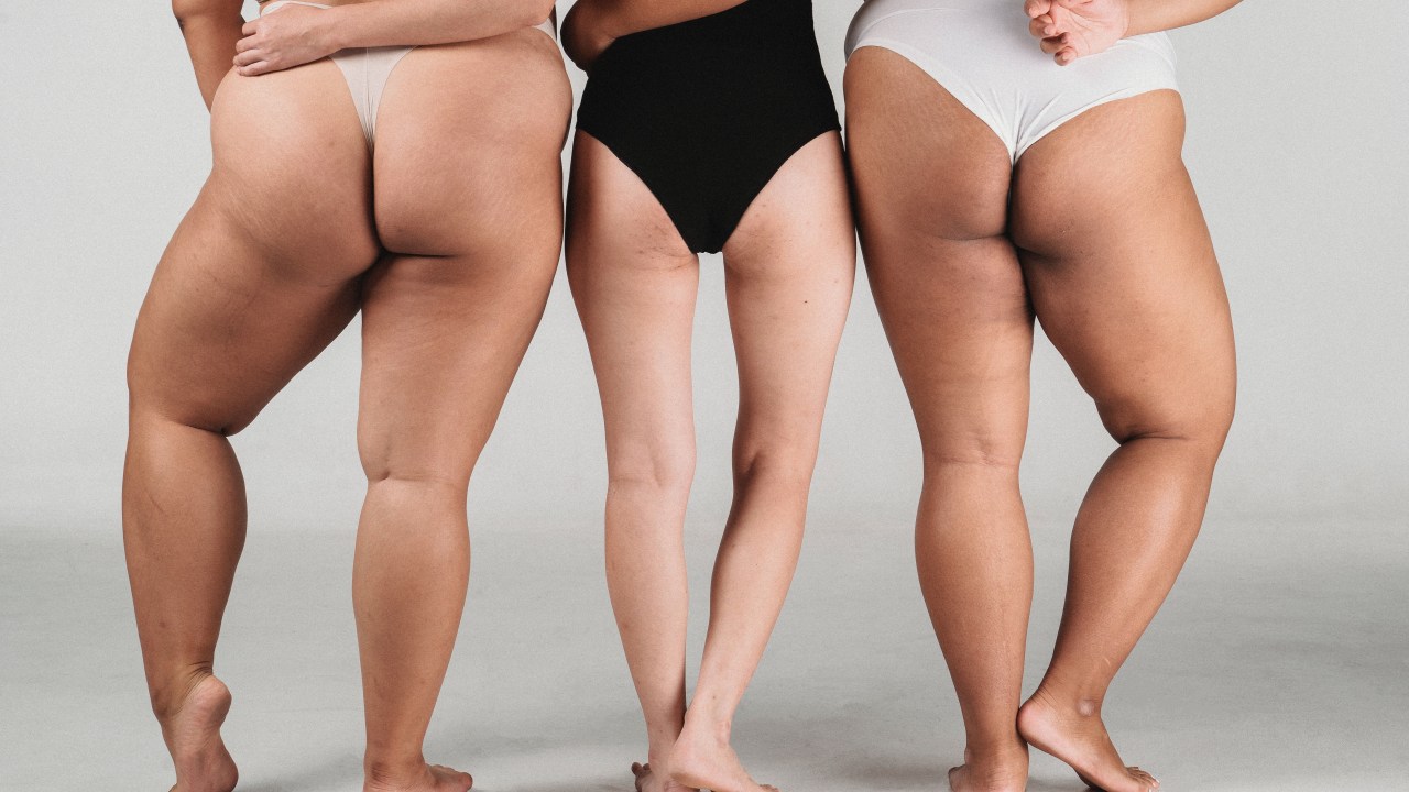 mulheres com corpos diferented de calcinha, de costas para a camera