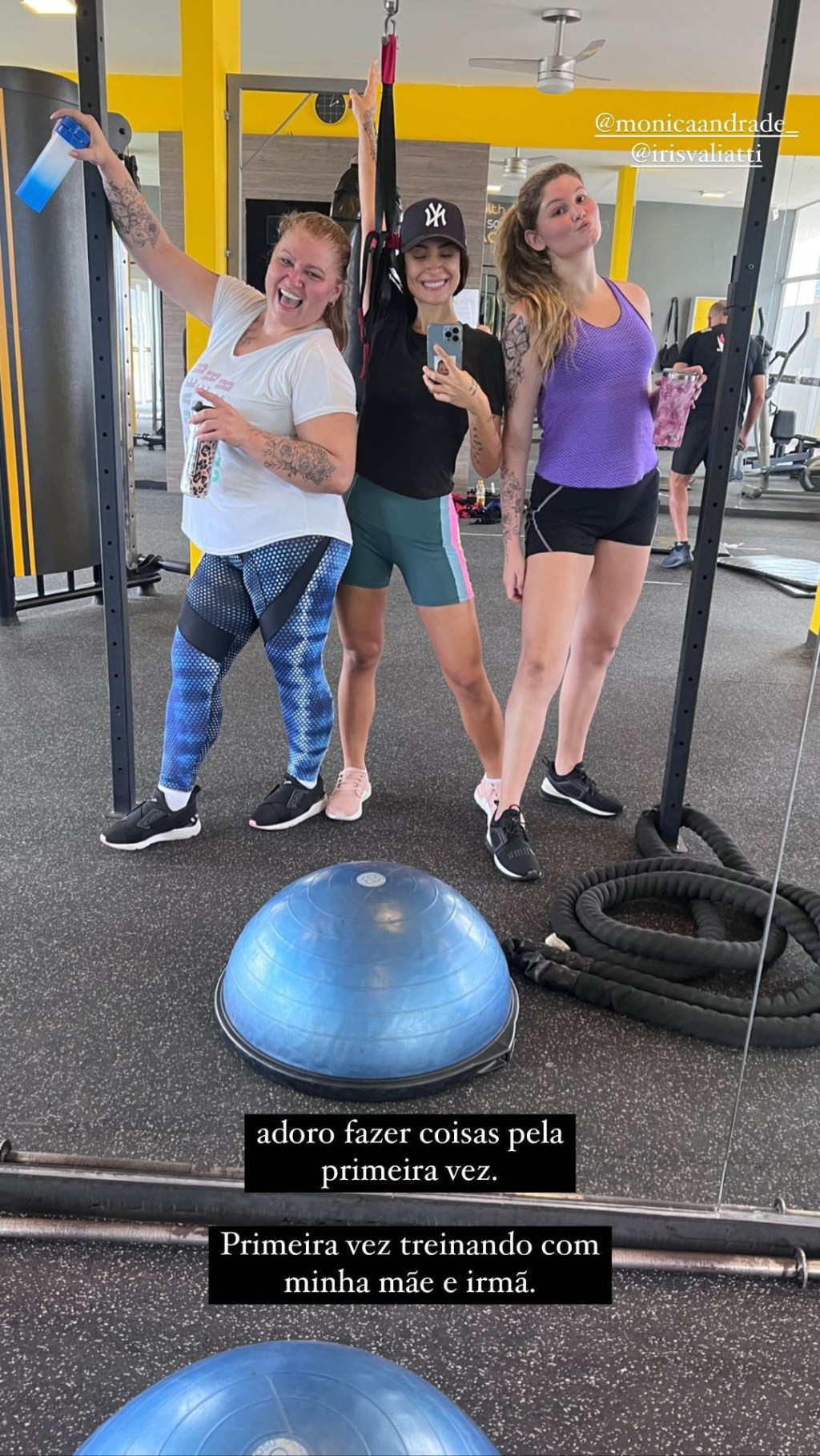 Bianca Andrade com a mãe e a irmã em uma academia