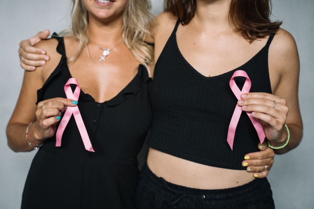 Veja a relação entre o câncer de mama, a menopausa precoce e o climatério