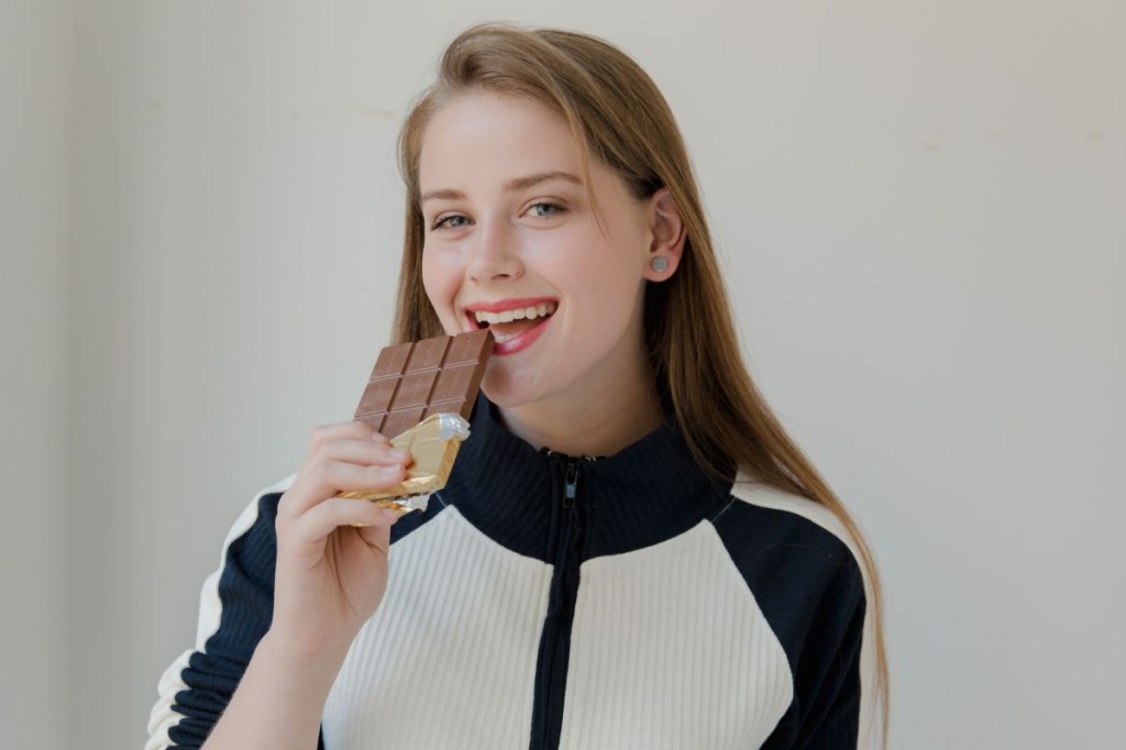 Mulher comendo chocolate