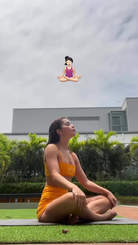 Jade Picon praticando meditação