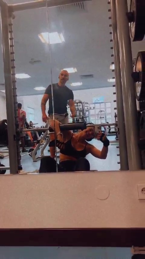 Kelly Key filmando enquanto faz exercício de musculação em academia