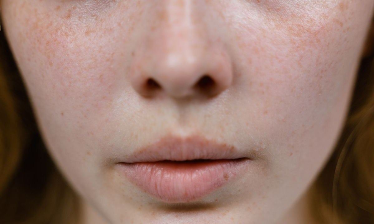Close up na boca e no nariz de mulher branca