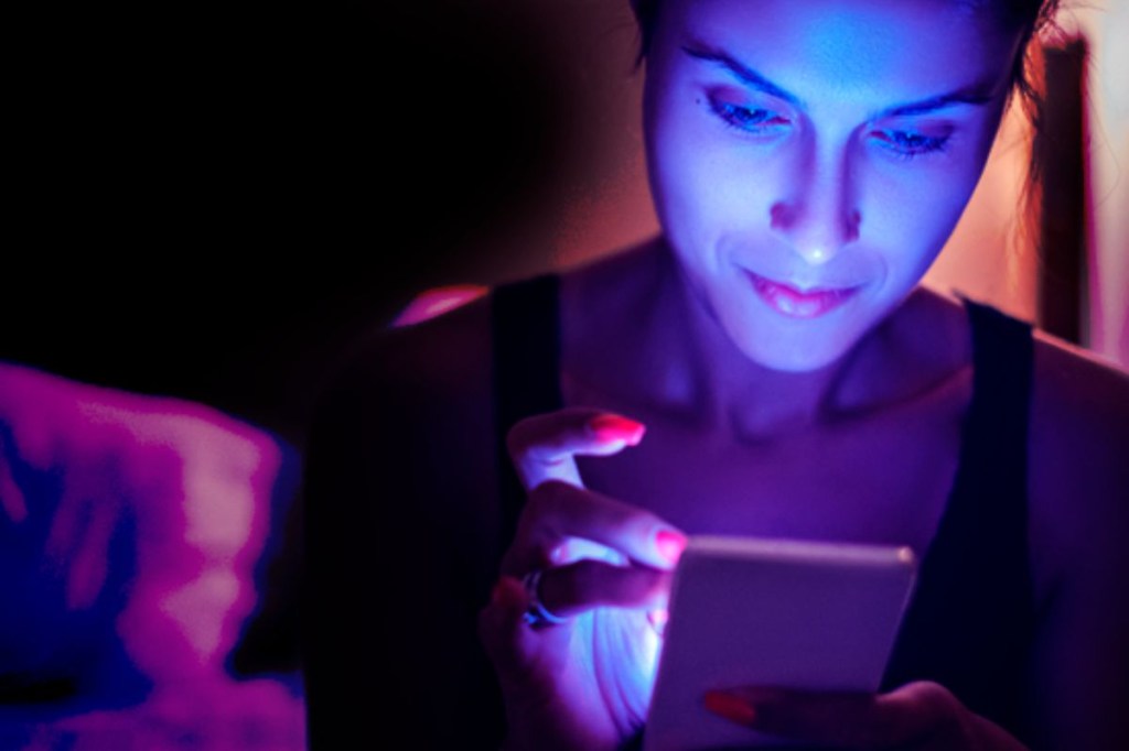 Entenda o impacto da luz azul na pele