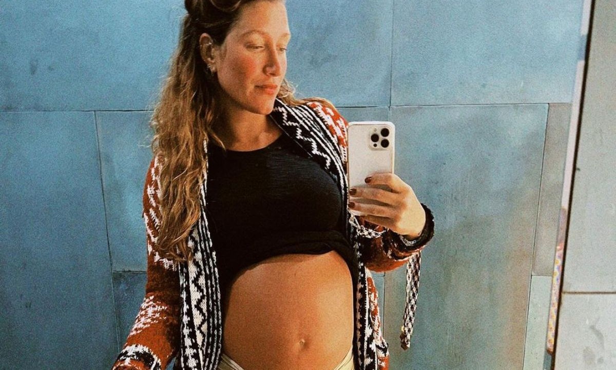 Gabriela Pugliesi grávida tirando foto no espelho