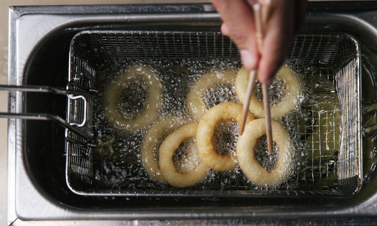 Batatas sendo fritadas na air fryer é saudável?