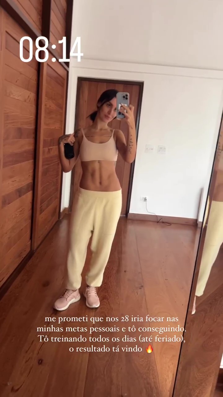 Bianca Andrade com roupa de academia posando em frente ao espelho