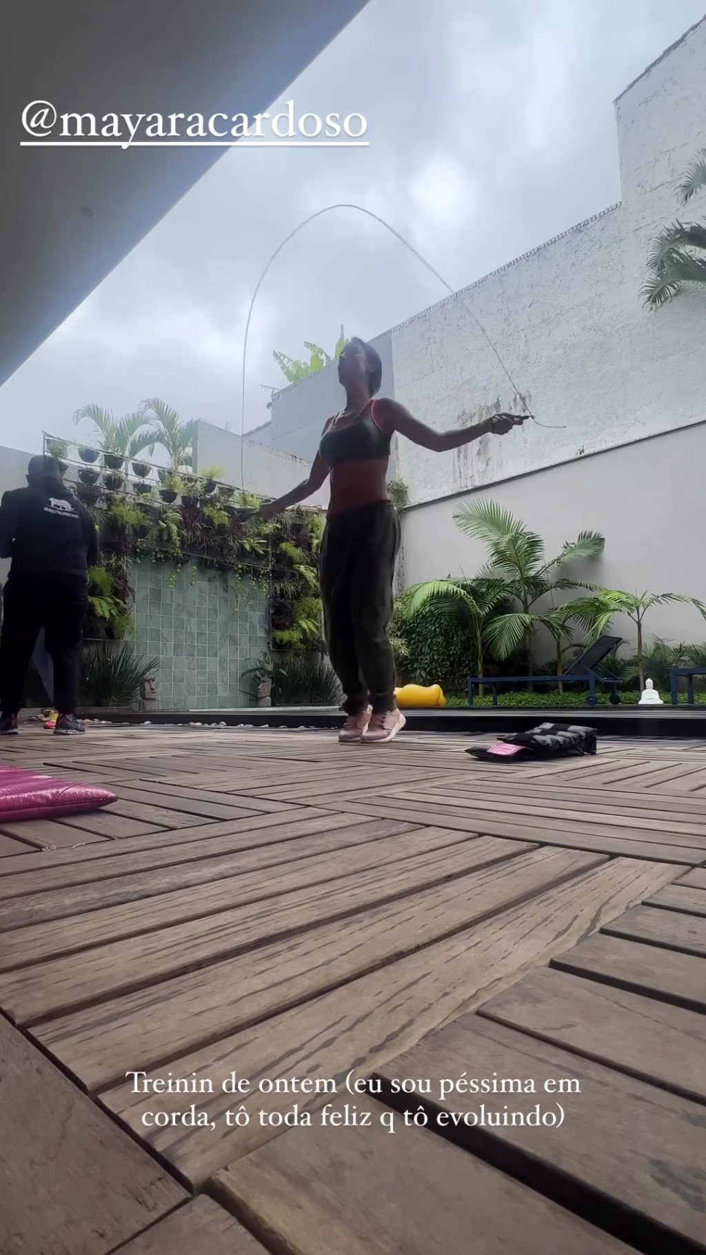 Bianca Andrade pulando corda durante treino
