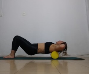 mulher fazendo exercícios no chão