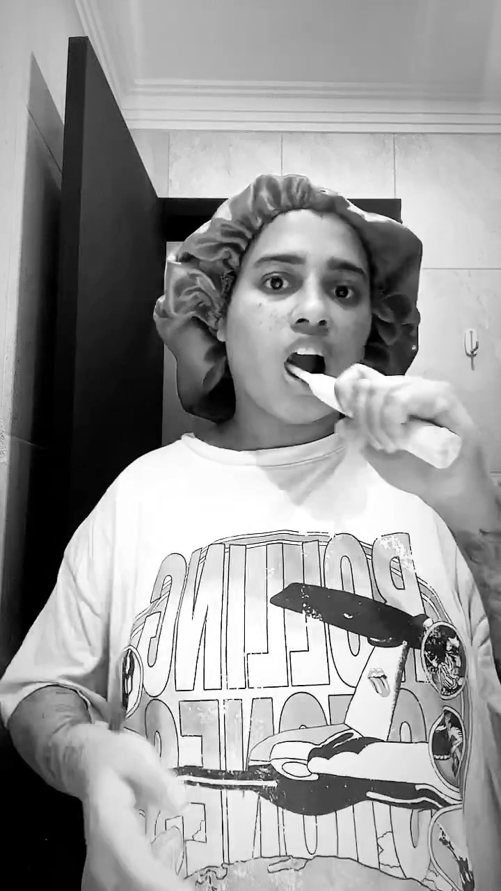 MC Loma escovando os dentes com escova elétrica