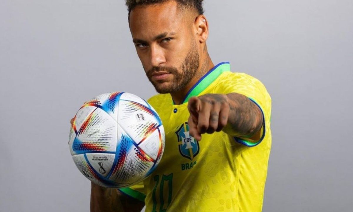 Neymar Jr. apontando com uma bola na mão