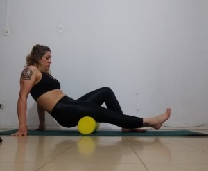 mulher fazendo exercícios usando rolo de espuma