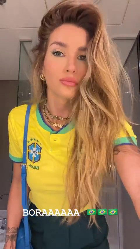 Aline Gotschalg mostrando look com camisa do Brasil