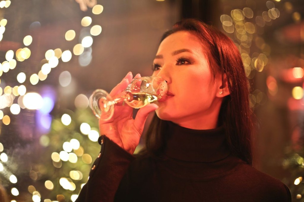 Mulher tomando bebida alcoólica
