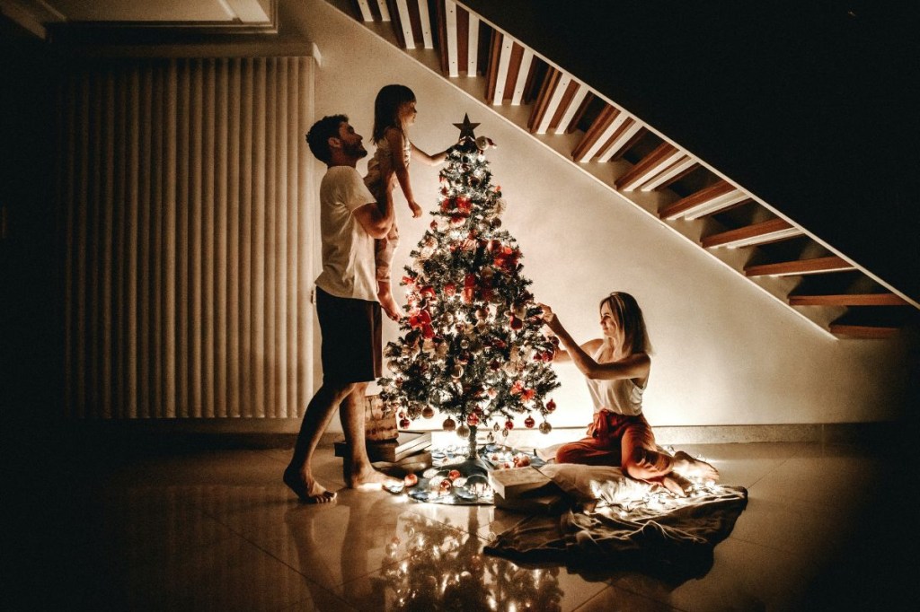Família montando árvore de Natal