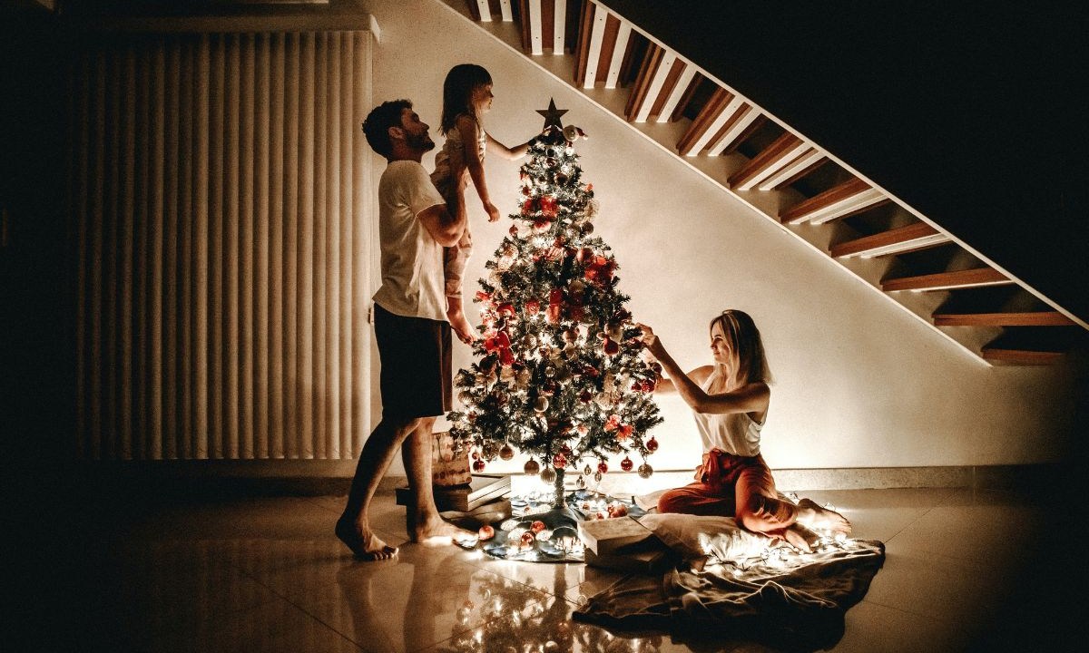 Família montando árvore de Natal