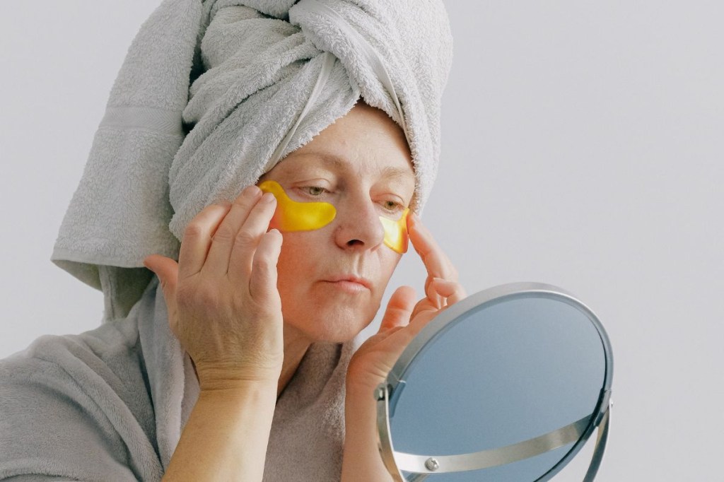 Dos 20 anos aos 60+: dicas para cuidar da pele em cada faixa etária