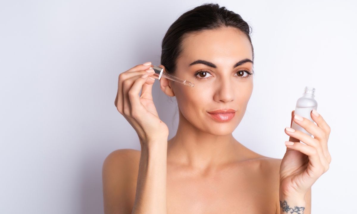 Mulher aplicando produto de skincare no rosto |v minerais no skincare