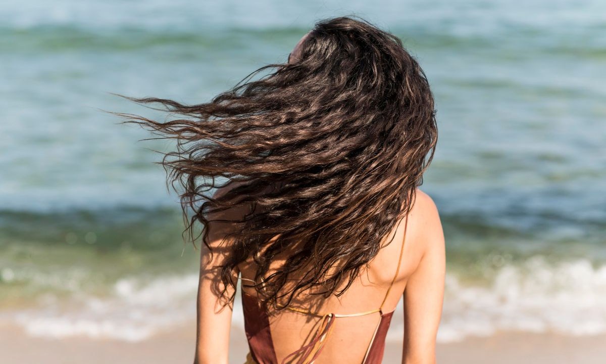 Mulher mostrando o cabelo na praia