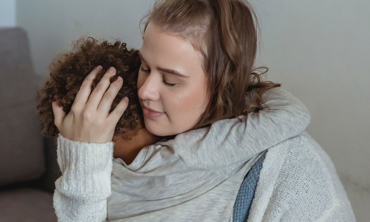 Mulher abraçando filho com depressão